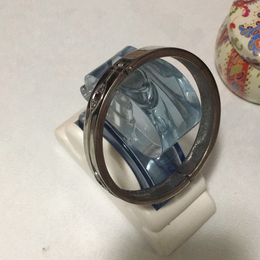 Fancy silver bangle bracelet with pink stone - Picture 5 of 7